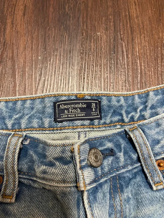 Abercrombie & Fitch Distressed Cutoff Low Rise Shorts - Picture 4 of 5